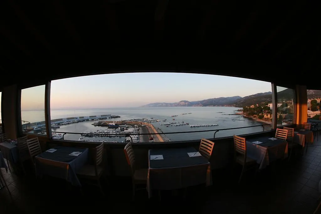 Bue Marino Hotel & Roof Lounge 卡拉古诺内